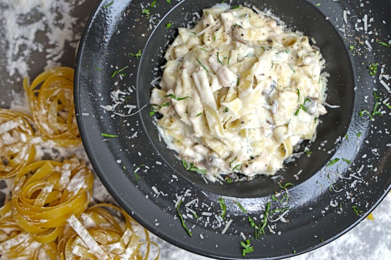 Papa Ginos creamy chicken alfredo pasta